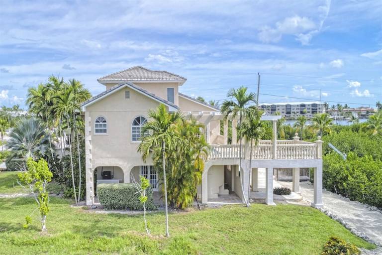Reel Relaxin Luxury Waterfront Pool Home — photo 2