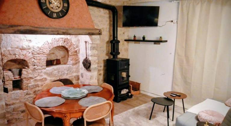 Vacation home with hot tub | Pets allowed in Chartres