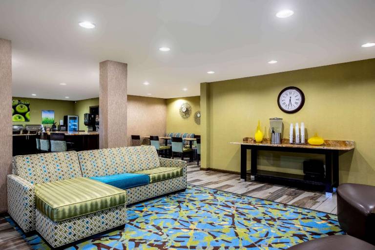 La Quinta Inn & Suites by Wyndham Emporia — photo 5