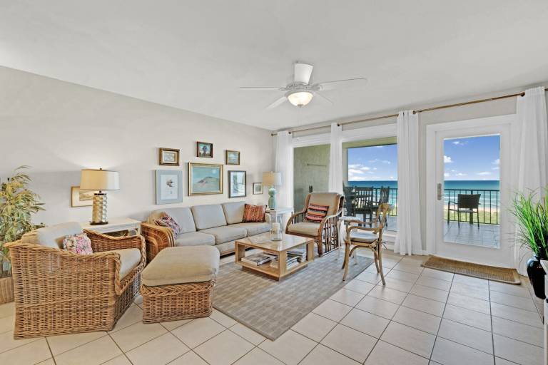 Condo with private pool — photo 3