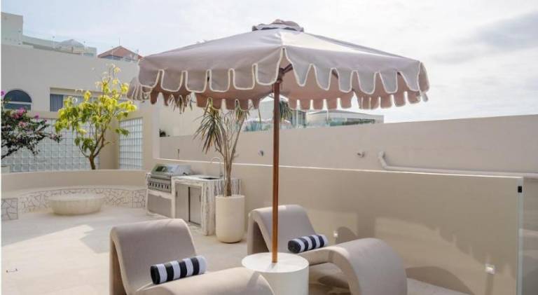 Apartment with pool — photo 4