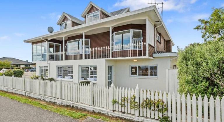 Beautiful holiday apartment | Next to the beach | Pets are welcome in Taupo