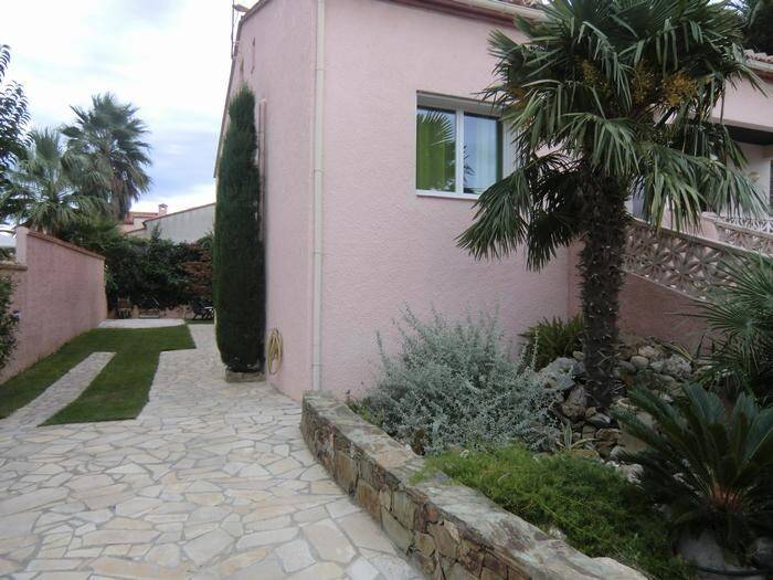 Apartment with barbecue & yard — photo 4