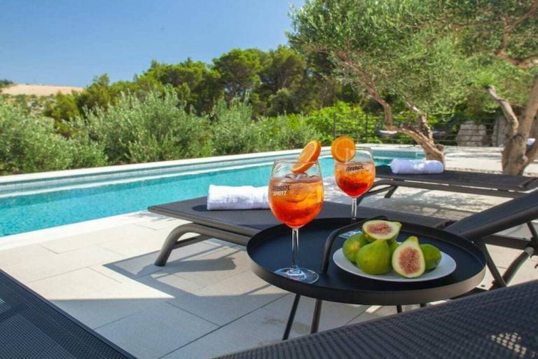 Villa with 3 rooms for 6 persons in Baska Voda