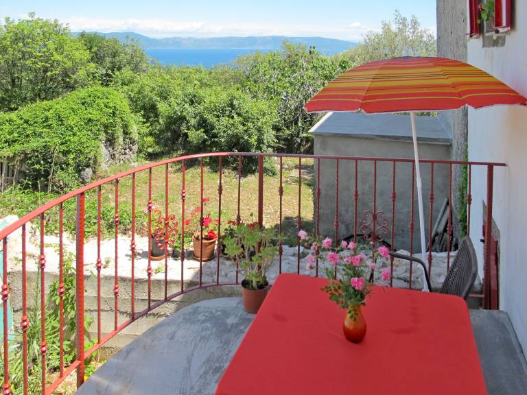Apartment with patio & grill — photo 4
