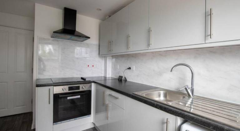 Business & Family-Friendly 2BR Racecourse Park 5min to Town & Hospital Parking WiFi — photo 5