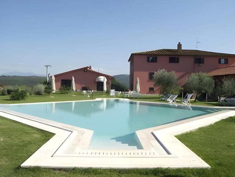 Vacation home with terrace, pool & yard in Civitella Paganico