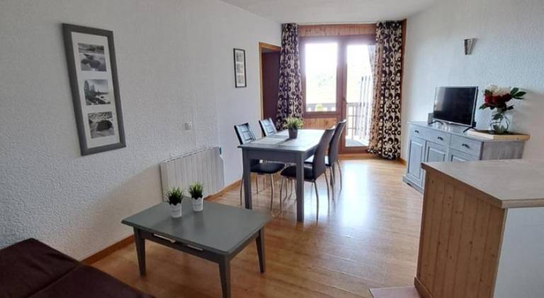 Apartment with patio — photo 2