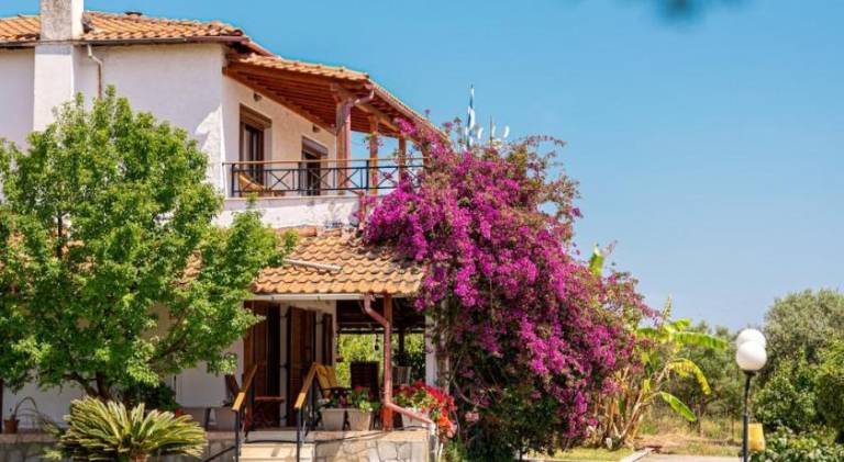 Villa with barbeque, yard & patio | Perfect for remote work — photo 4