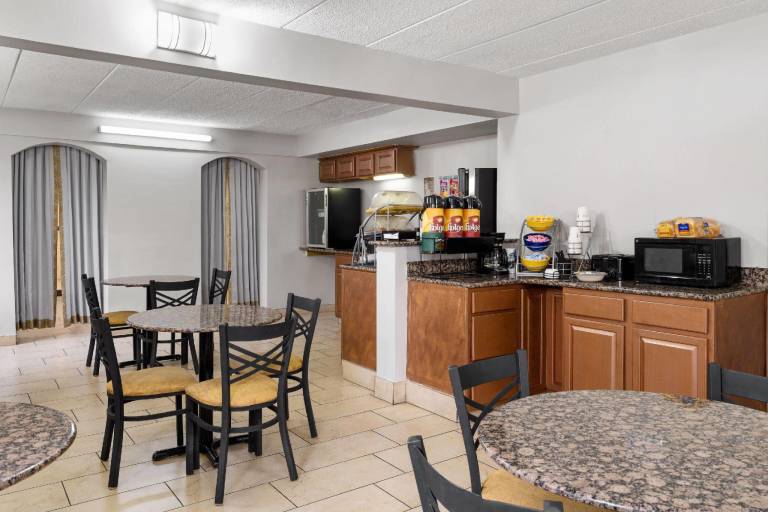 Days Inn by Wyndham Hagerstown I-70 — photo 4