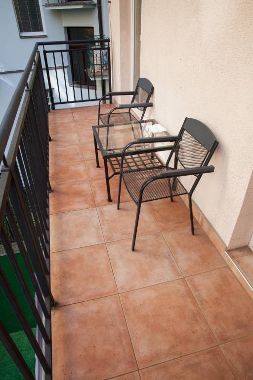 2 Bed Flat - Sleeps 9 - Pets - Smoking on terrace — photo 5