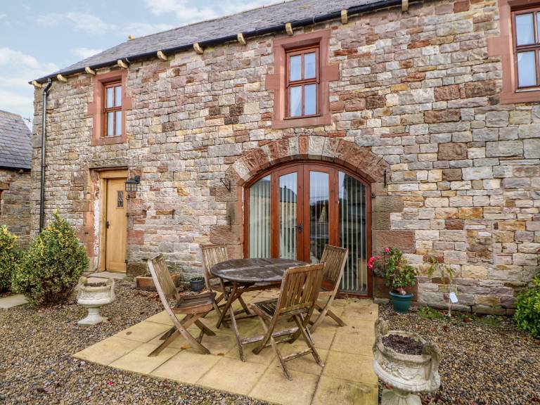 Cottage with yard & jacuzzi — photo 2