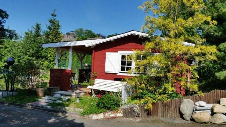 Vacation home with BBQ, yard & patio — photo 5