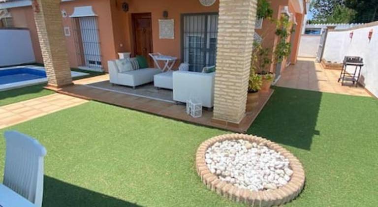 Villa with pool — photo 5