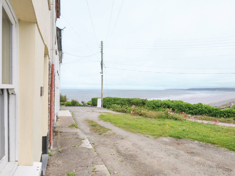 Cottage with yard & terrace | Beach view — photo 3