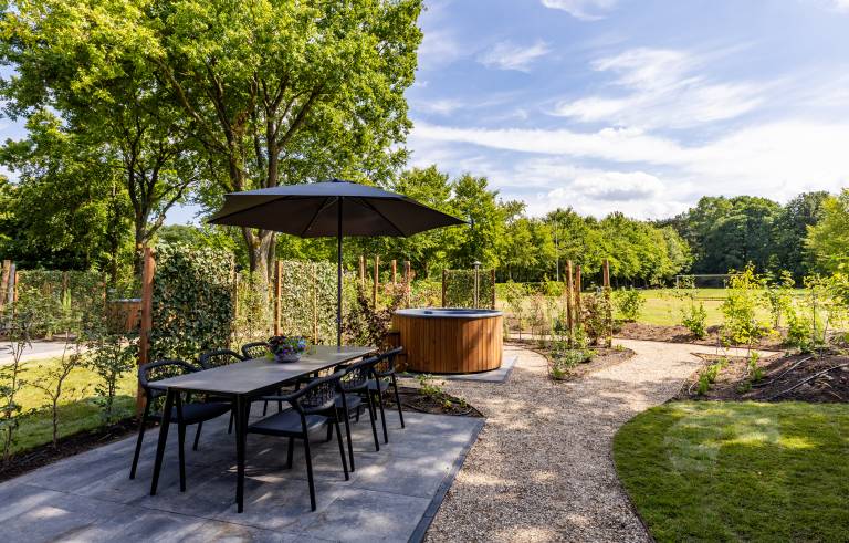 Spacious 6-person home with a private hot tub in the garden. Stylish, single-floor layout with all modern comforts. — photo 2