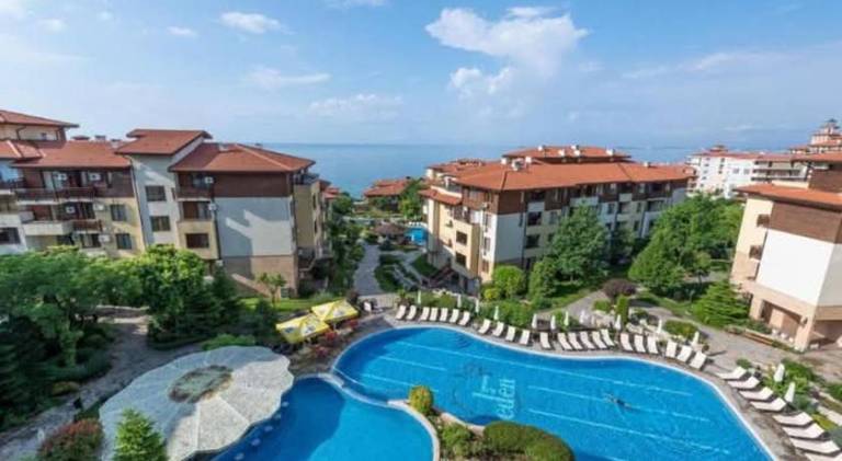 Apartment with garden & pool in Sveti Vlas