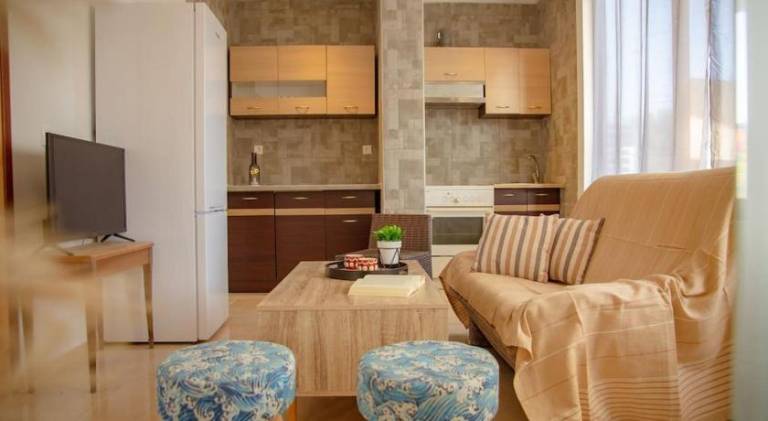 Rental apartment with yard, grill & private pool — photo 2