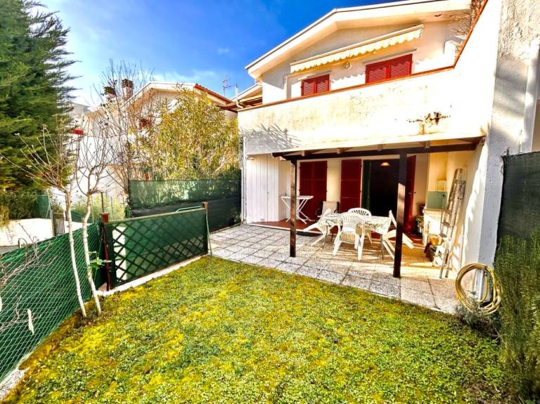 Holiday apartment with garden — photo 2
