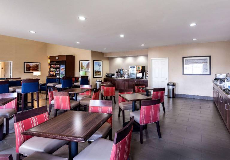 Comfort Suites Lincoln North — photo 4