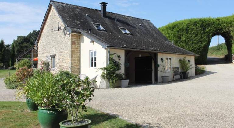 House with terrace, yard & private pool in Mayenne