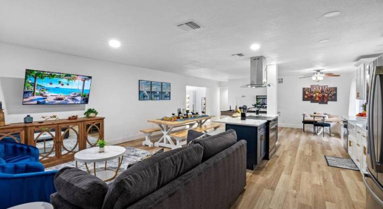 5-Bedroom Home with Private Pool and Hot Tub, 15 Minutes from Clearwater Beach — photo 3