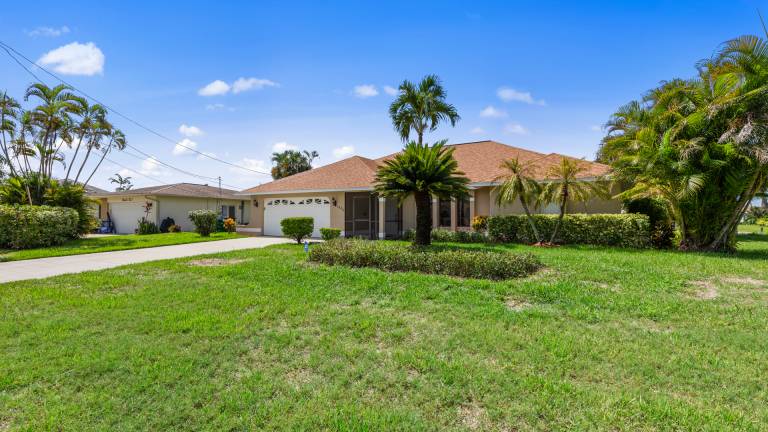 Family-friendly nice vacation home with grill & private pool | Water view | Pet-friendly — photo 2