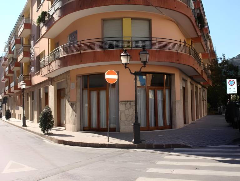 Hotel Mignon 50 MT DALLA SPIAGGIA E DALL'ISOLA PEDONALE in Laigueglia