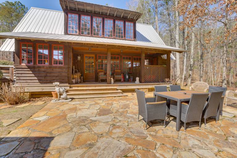 Dock, Canoe & Patio: Lakeside Cottage in Alabama in Al