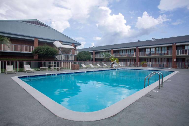 Super 8 by Wyndham Mobile I-65 — photo 5