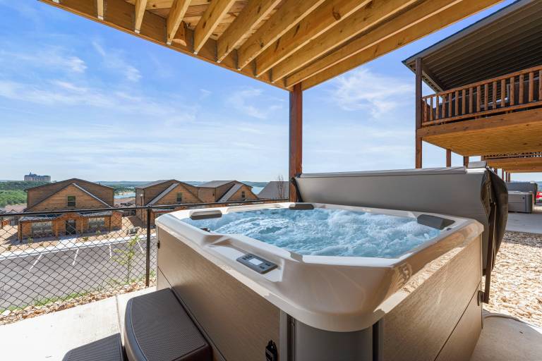 Stunning Lakefront Retreat with Pool Access, Hot tub, Gym & Fire pit — photo 2