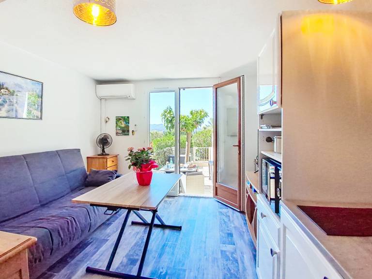 Apartment with terrace & yard | Beach nearby | Pet-friendly — photo 4