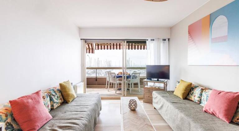 Apartment with terrace & private pool in Menton