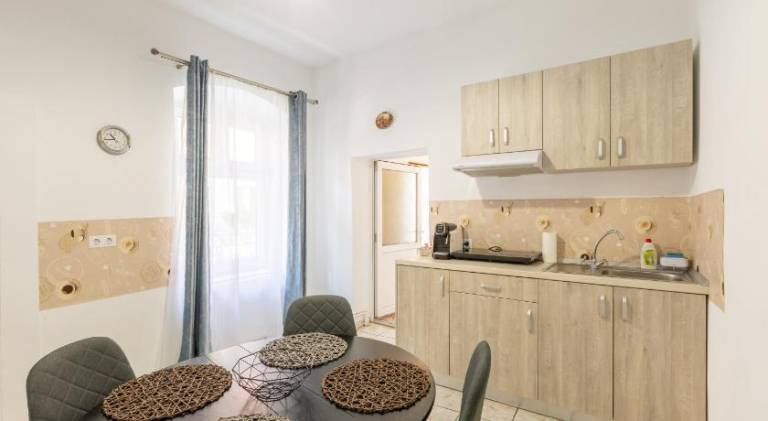 Rental apartment with patio — photo 3