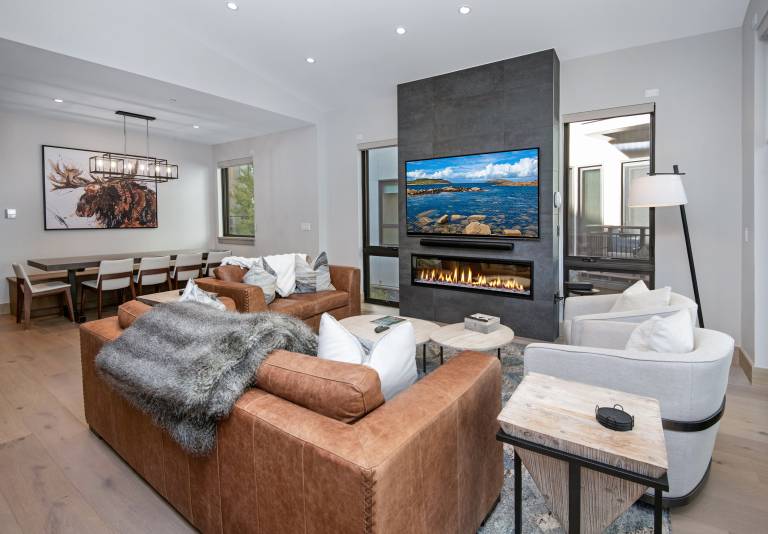 Condo with sauna, barbecue & heated pool | Mountain view — photo 3
