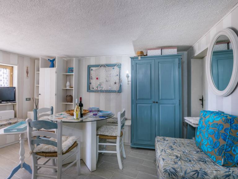 Apartment with barbeque, yard & patio | Sea view — photo 5