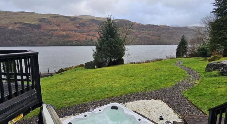 WATERSIDE 3 BED COTTAGE, HOT TUB, SAUNA, PVT BEACH — photo 5