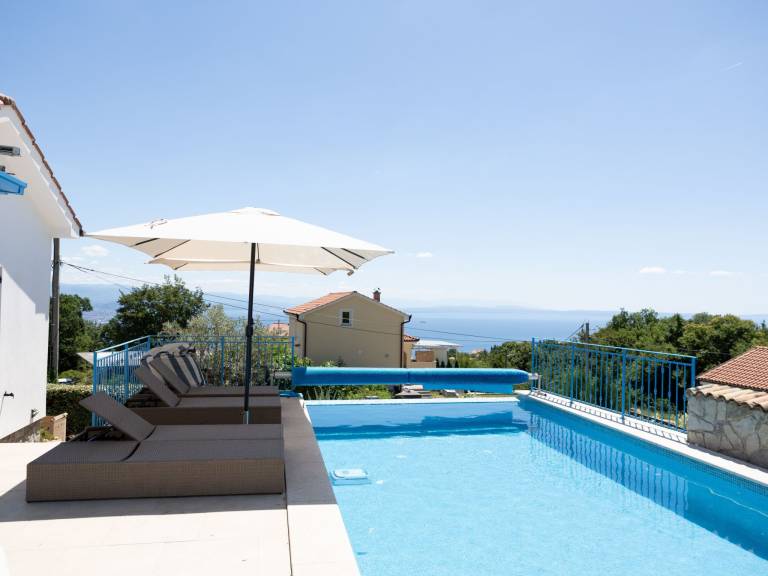 House with hot tub, yard & patio | Nature view — photo 3