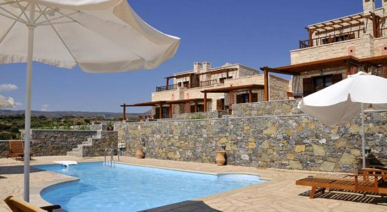 Serviced apartment with terrace, yard & pool | Pets are welcome — photo 2
