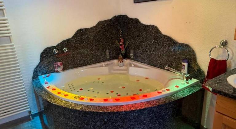 Chalet with jacuzzi — photo 3