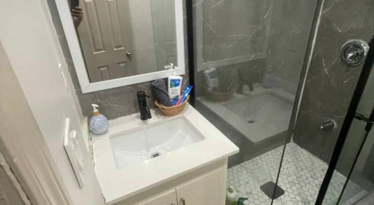 Cost Effective Stay in Core Downtown Queen King St Self Checkin & Free Wifi