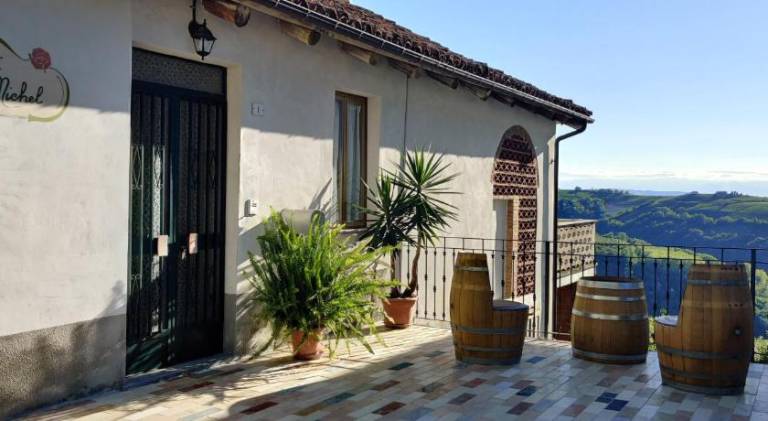 Holiday apartment with patio in Neive