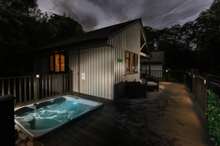 Lodge with patio, garden & hot tub | Pets allowed in Bude