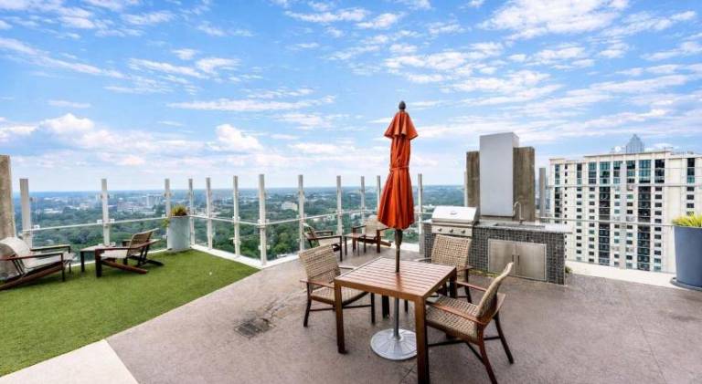 Fully equipped pleasant rental apartment with pool, BBQ & garden | Next to Bank of America Plaza | Perfect for remote work | Pets are welcome — photo 3