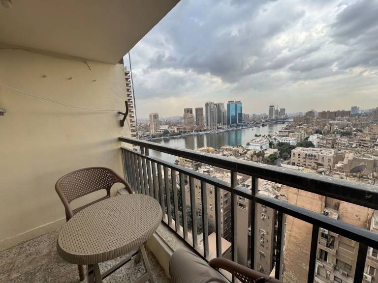Fenster der Wohnung mit Blick auf den Nil in Kairo