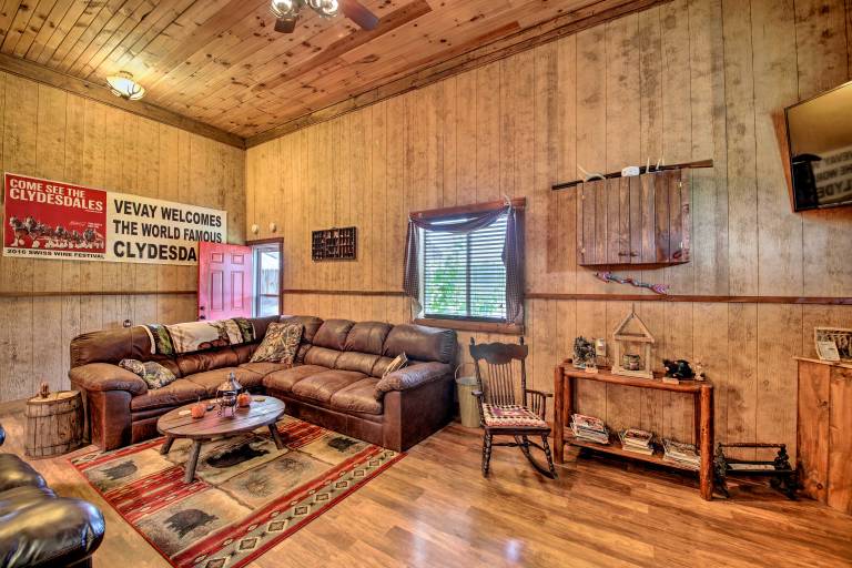 'The Bovard Lodge' Rustic Cabin Near Ohio River! — photo 4