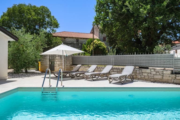 Villa with pool, barbeque & terrace — photo 3