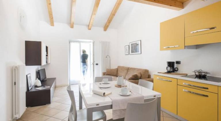 Serviced apartment with hot tub, garden & pool | Dogs allowed — photo 2