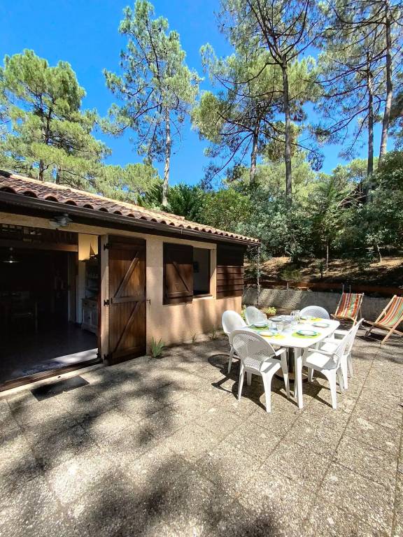 House with terrace & yard in Lacanau