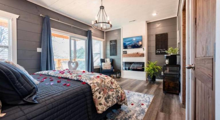 Chalet with pool & hot tub in Gatlinburg, TN